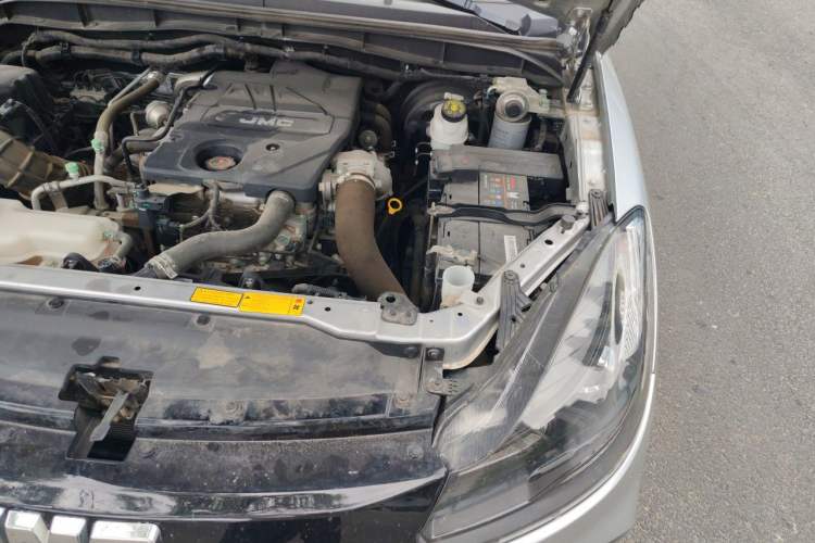 Used JMC Baodian 2022 2.5T Diesel Two-Wheel Drive Comfort Edition Long Wheelbase JX4D25A6L Engine Bay Left