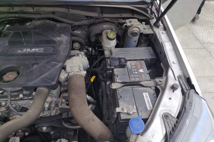 Used JMC Baodian 2022 2.5T Diesel Two-Wheel-Drive Comfort Edition Standard Wheelbase JX4D25A6L Engine Bay Left