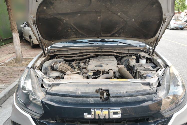 Used JMC Baodian 2022 2.5T Diesel Two-Wheel Drive Comfort Edition Long Wheelbase JX4D25A6L Engine Bay