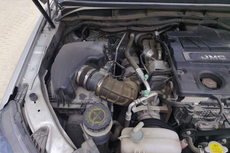 Used JMC Baodian 2022 2.5T Diesel Two-Wheel-Drive Comfort Edition Standard Wheelbase JX4D25A6L Engine Bay Right