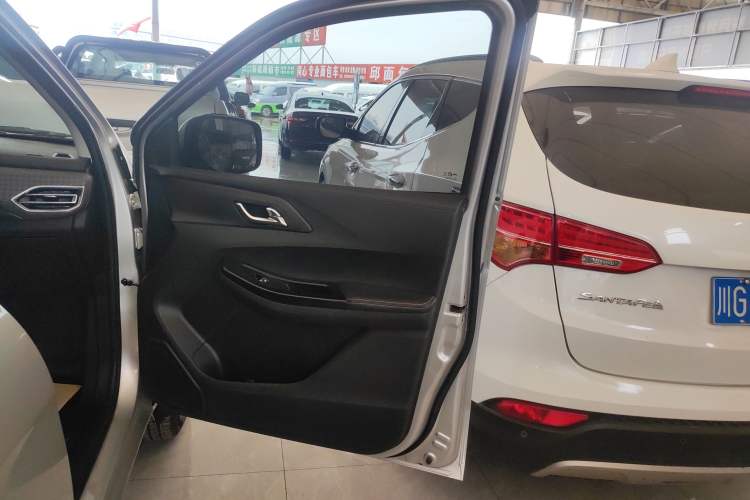 Used JMC Baodian 2022 2.5T Diesel Two-Wheel-Drive Comfort Edition Standard Wheelbase JX4D25A6L Right Front Door Interior