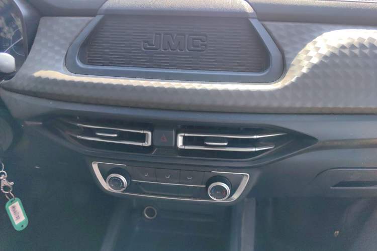 Used JMC Baodian 2022 2.5T Diesel Two-Wheel Drive Comfort Edition Long Wheelbase JX4D25A6L Audio And AC Panel