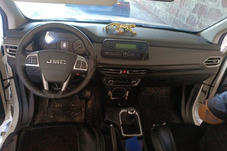 Used JMC Baodian 2022 2.5T Diesel 2WD Comfort Edition with Flat Bed and Extended Wheelbase – JX4D25A6L Center Console