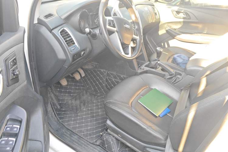 Used JMC Baodian 2022 2.5T Diesel 4x4 Prestige Edition Long Wheelbase JX4D25A6L Driver Seat