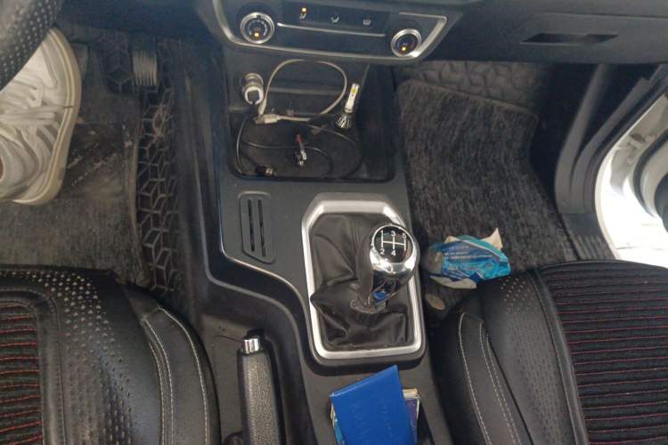 Used JMC Baodian 2022 2.5T Diesel 2WD Comfort Edition with Flat Bed and Extended Wheelbase – JX4D25A6L Gear Lever