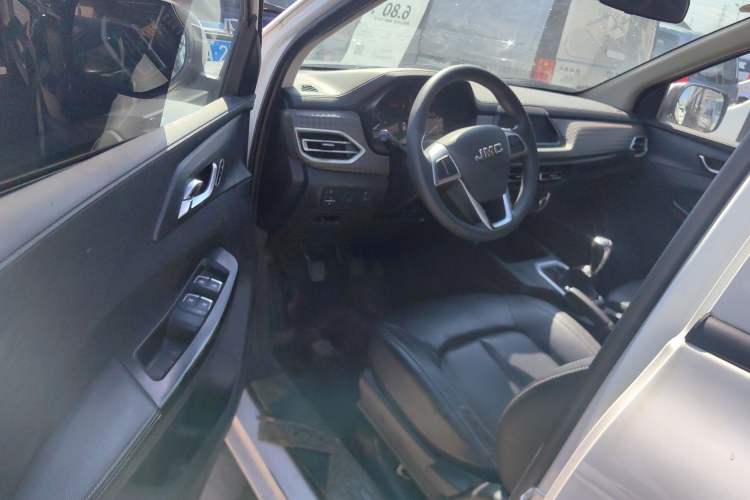 Used JMC Baodian 2022 2.5T Diesel Two-Wheel Drive Comfort Edition Long Wheelbase JX4D25A6L Interior 3