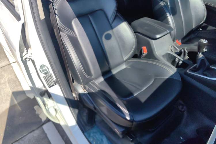 Used JMC Baodian 2022 2.5T Diesel Two-Wheel Drive Comfort Edition Long Wheelbase JX4D25A6L Right Front Seat