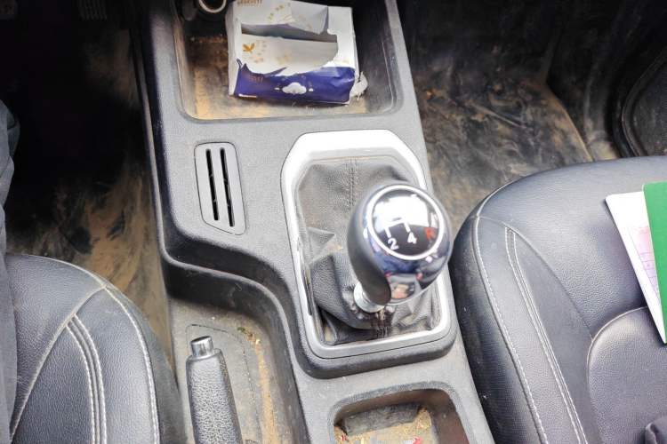 Used JMC Baodian 2023 2.5T Diesel Two-Wheel Drive Comfort Edition Standard Wheelbase JX4D25A6L Gear Lever