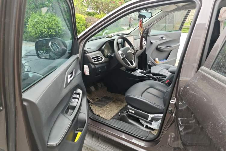 Used JMC Baodian 2023 2.5T Diesel Two-Wheel Drive Comfort Edition Standard Wheelbase JX4D25A6L Driver Seat