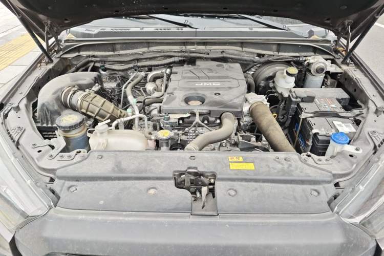Used JMC Baodian 2023 2.5T Diesel Two-Wheel Drive Comfort Edition Standard Wheelbase JX4D25A6L Engine Bay