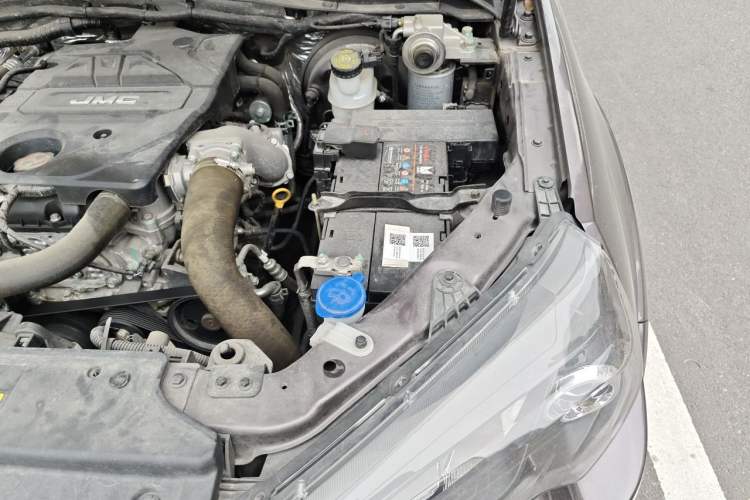 Used JMC Baodian 2023 2.5T Diesel Two-Wheel Drive Comfort Edition Standard Wheelbase JX4D25A6L Engine Bay Left