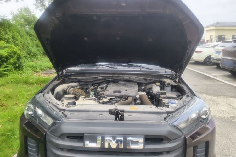 Used JMC Baodian 2023 2.5T Diesel Two-Wheel Drive Comfort Edition Long Wheelbase JX4D25A6L Engine Bay