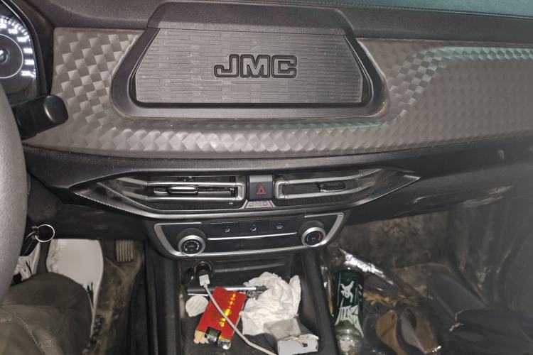 Used JMC Baodian 2023 2.5T Diesel 4x4 Comfort Edition Flat-Base Cargo Bed Long Wheelbase Model JX4D25A6L Audio And AC Panel