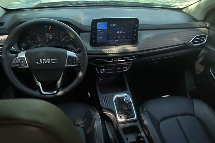 Used JMC Baodian 2023 2.5T Diesel Two-Wheel Drive Comfort Edition Flat-Base Cargo Bed Long Wheelbase JX4D25A6L Center Console