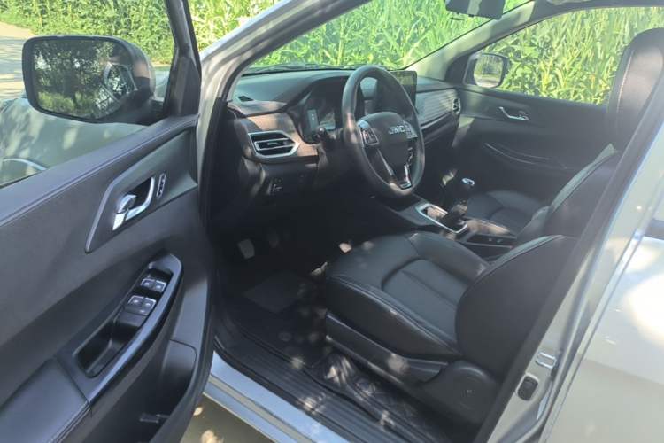 Used JMC Baodian 2023 2.5T Diesel Two-Wheel Drive Comfort Edition Flat-Base Cargo Bed Long Wheelbase JX4D25A6L Driver Seat