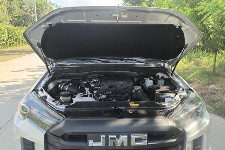 Used JMC Baodian 2023 2.5T Diesel Two-Wheel Drive Comfort Edition Flat-Base Cargo Bed Long Wheelbase JX4D25A6L Engine Bay