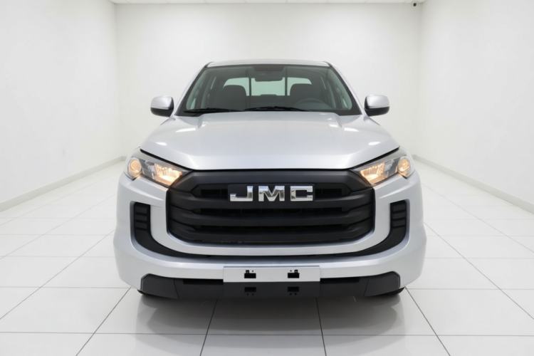 Used JMC Baodian 2023 2.5T Diesel Two-Wheel Drive Comfort Edition Flat-Base Cargo Bed Long Wheelbase JX4D25A6L Front