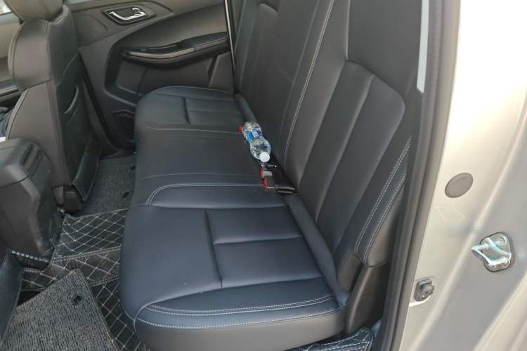 Used JMC Baodian 2023 2.5T Diesel Two-Wheel Drive Comfort Edition Standard Wheelbase JX4D25A6L Interior 4