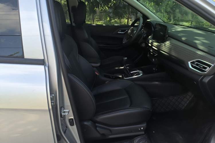 Used JMC Baodian 2023 2.5T Diesel Two-Wheel Drive Comfort Edition Flat-Base Cargo Bed Long Wheelbase JX4D25A6L Right Front Seat