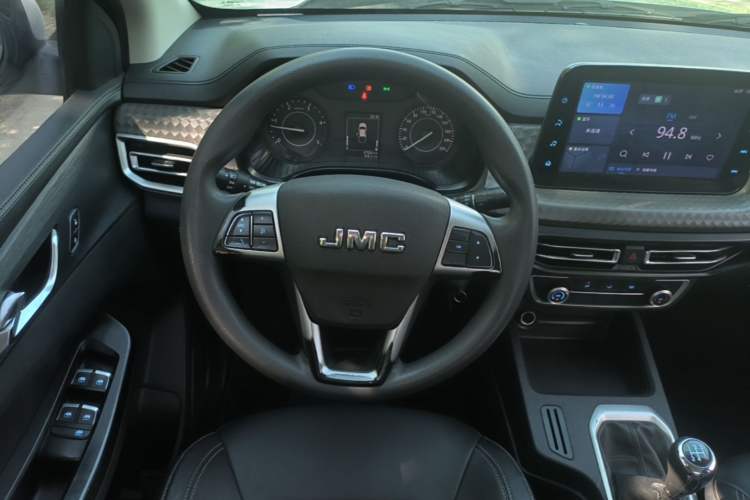 Used JMC Baodian 2023 2.5T Diesel Two-Wheel Drive Comfort Edition Flat-Base Cargo Bed Long Wheelbase JX4D25A6L Steering Wheel