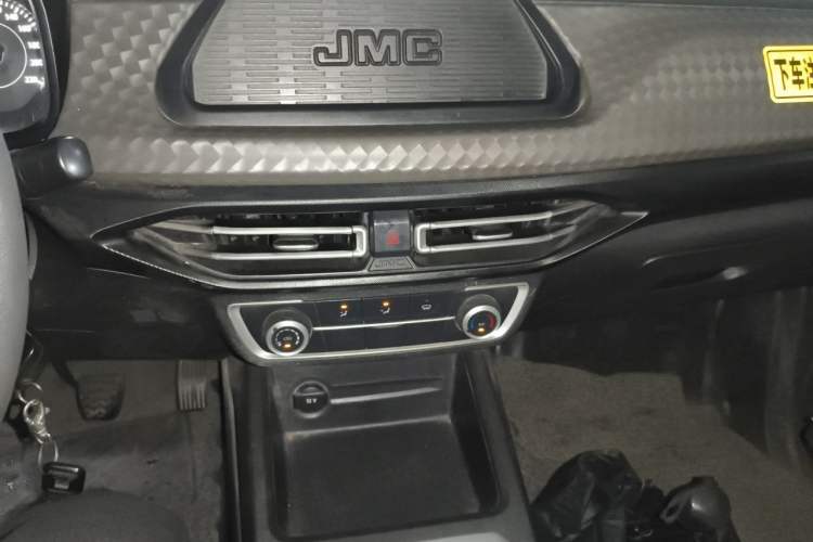 Used JMC Baodian 2023 2.5T Diesel Two-Wheel Drive Comfort Edition Standard Wheelbase JX4D25A6L Audio And AC Panel