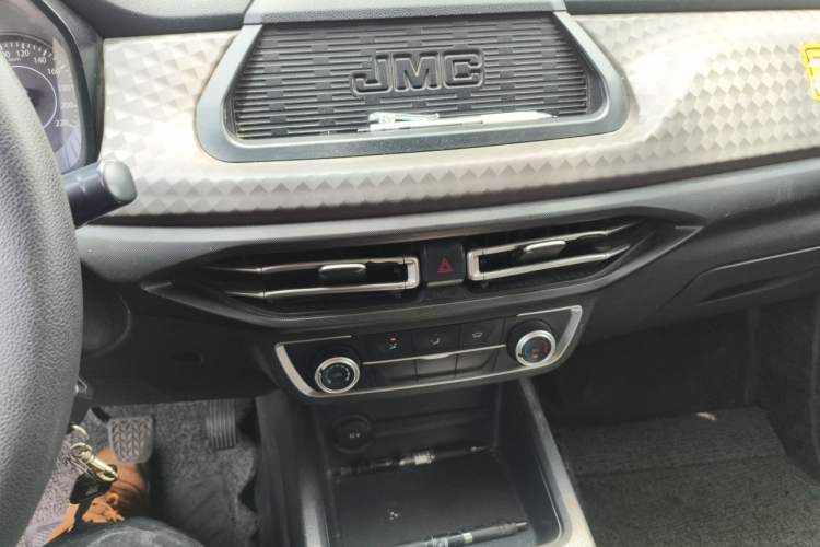 Used JMC Baodian 2023 2.5T Diesel Two-Wheel Drive Comfort Edition Standard Wheelbase JX4D25A6L Audio And AC Panel