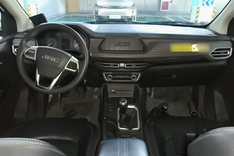 Used JMC Baodian 2023 2.5T Diesel Two-Wheel Drive Comfort Edition Standard Wheelbase JX4D25A6L Center Console