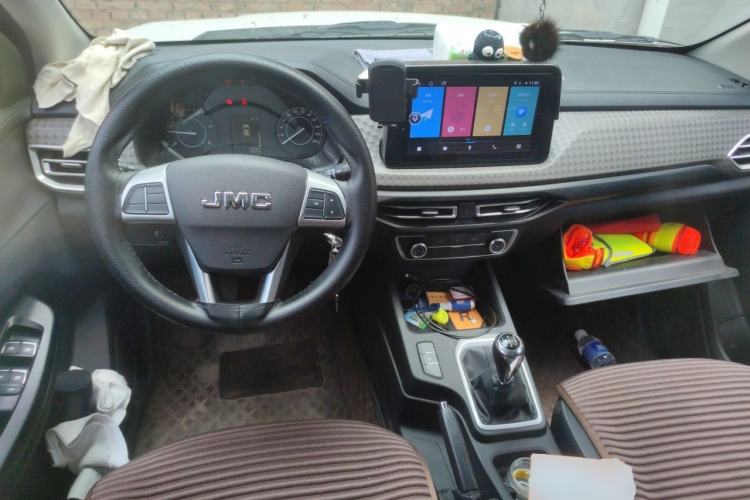 Used JMC Baodian 2023 2.5T Diesel Two-Wheel Drive Comfort Edition Long Wheelbase JX4D25A6L Center Console