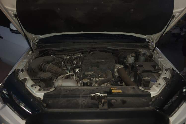 Used JMC Baodian 2023 2.5T Diesel Two-Wheel Drive Comfort Edition Standard Wheelbase JX4D25A6L Engine Bay