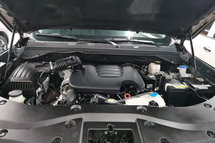 Used JMC Baodian 2023 2.5T Diesel Two-Wheel Drive Luxury Edition Standard Wheelbase JX4D25A6L Engine Bay