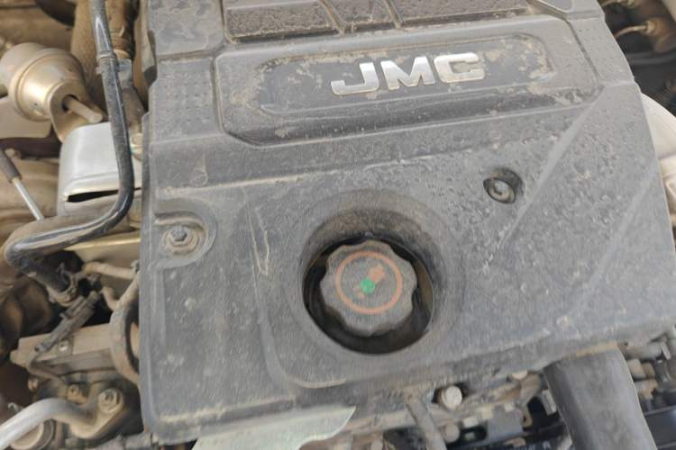 Used JMC Baodian 2023 2.5T Diesel Two-Wheel Drive Comfort Edition Flat-Base Cargo Bed Long Wheelbase JX4D25A6L Engine Bay