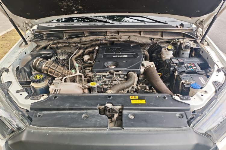 Used JMC Baodian 2023 2.5T Diesel Two-Wheel Drive Comfort Edition Standard Wheelbase JX4D25A6L Engine Bay