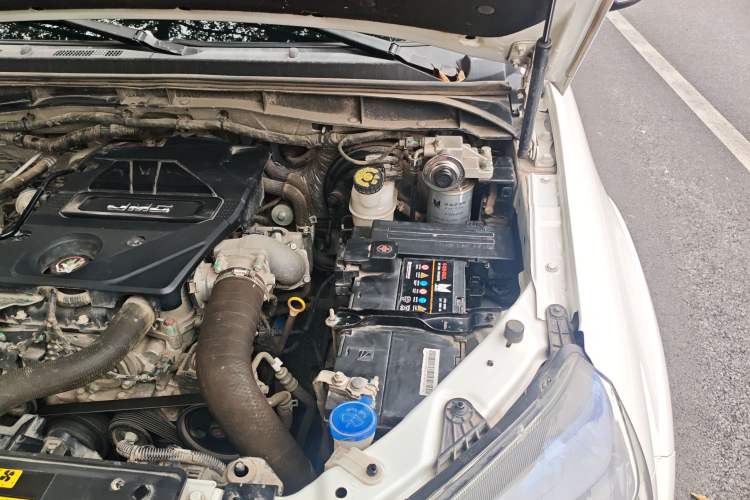 Used JMC Baodian 2023 2.5T Diesel Two-Wheel Drive Comfort Edition Standard Wheelbase JX4D25A6L Engine Bay Left