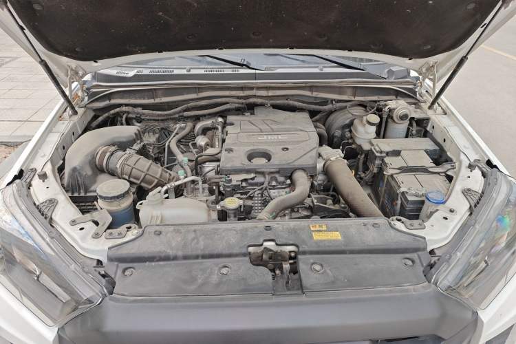Used JMC Baodian 2023 2.5T Diesel Two-Wheel Drive Comfort Edition Standard Wheelbase JX4D25A6L Engine Bay
