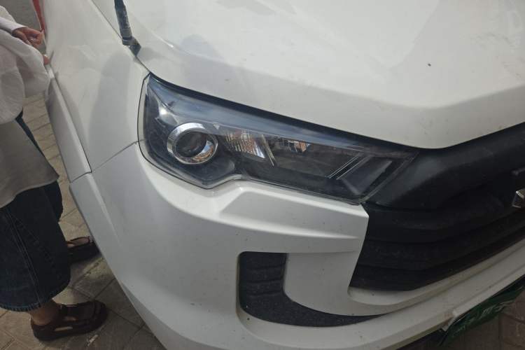 Used JMC Baodian 2023 2.5T Diesel 4x4 Comfort Edition Flat-Base Cargo Bed Long Wheelbase Model JX4D25A6L Right Front Headlight