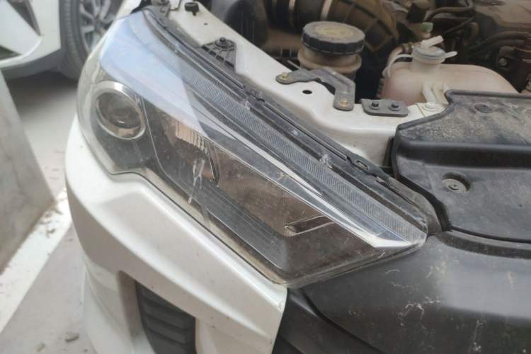 Used JMC Baodian 2023 2.5T Diesel Two-Wheel Drive Comfort Edition Long Wheelbase JX4D25A6L Right Front Headlight