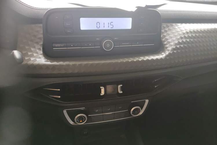 Used JMC Baodian 2023 1.8T Gasoline Two-Wheel Drive Comfort Edition Standard Wheelbase JX4G18A6L Audio And AC Panel
