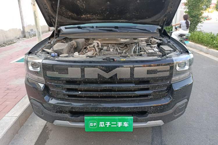 Used JMC Baodian 2026 Model 2.5T Manual Four-Wheel-Drive Diesel Long-Wheelbase Flatbed Cargo Box Prestige Edition Engine Bay