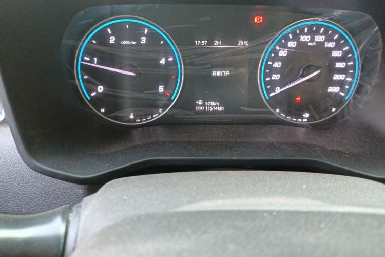 Used JMC Baodian 2026 Model 2.5T Manual Four-Wheel-Drive Diesel Long-Wheelbase Flatbed Cargo Box Prestige Edition Odometer Close Up