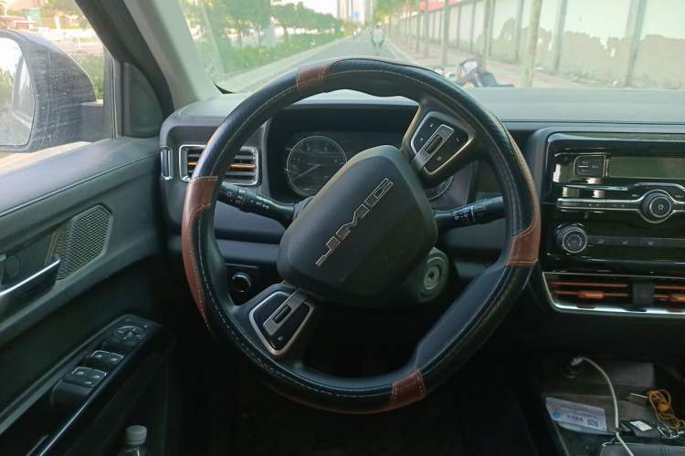 Used JMC Baodian 2026 Model 2.5T Manual Four-Wheel-Drive Diesel Long-Wheelbase Flatbed Cargo Box Prestige Edition Steering Wheel