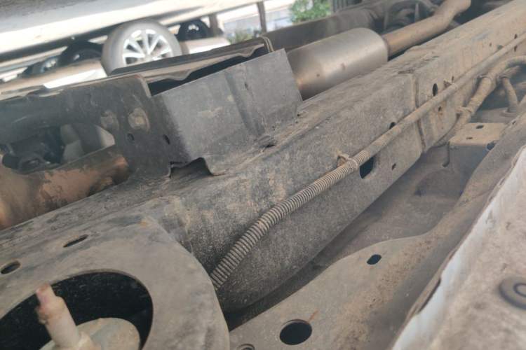Used JMC Baodian 2025 2.5T Manual Diesel 4x4 Long Wheelbase Flat-Base Cargo Bed Chassis Front Right