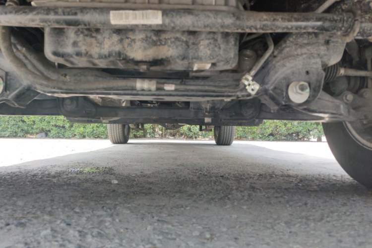 Used JMC Baodian 2025 2.5T Manual Diesel 4x4 Long Wheelbase Flat-Base Cargo Bed Chassis Front