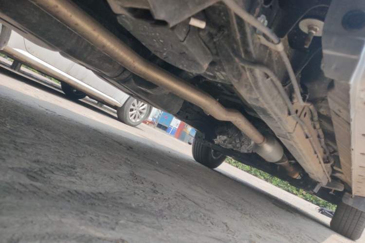 Used JMC Baodian 2025 2.5T Manual Diesel 4x4 Long Wheelbase Flat-Base Cargo Bed Chassis Rear Right