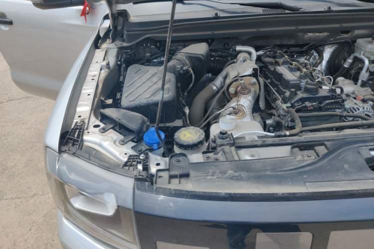 Used JMC Baodian 2025 2.5T Manual Diesel 4x4 Long Wheelbase Flat-Base Cargo Bed Engine Bay Right