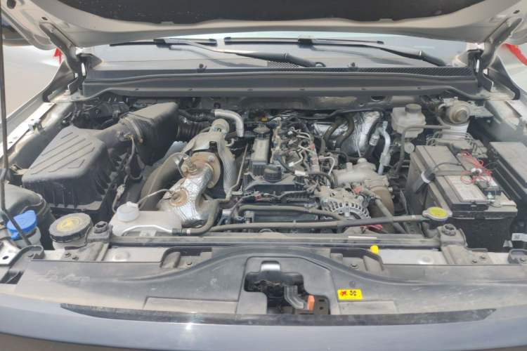 Used JMC Baodian 2025 2.5T Manual Diesel 4x4 Long Wheelbase Flat-Base Cargo Bed Engine Bay