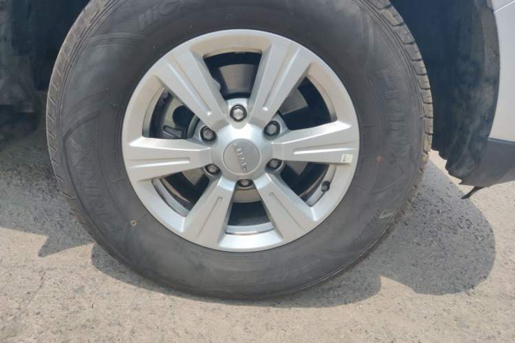 Used JMC Baodian 2025 2.5T Manual Diesel 4x4 Long Wheelbase Flat-Base Cargo Bed Right Front Wheel Hub