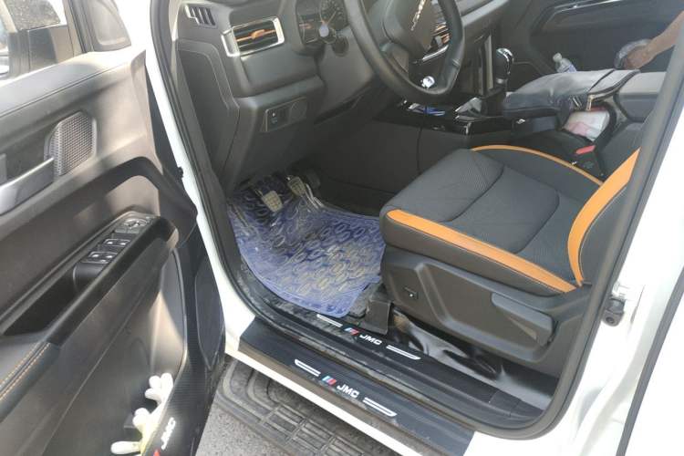 Used JMC Baodian 2025 2.5T Manual Diesel Two-Wheel Drive Long Wheelbase Driver Seat