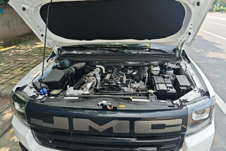 Used JMC Baodian 2025 2.5T Manual Diesel 4x4 Long Wheelbase Flat-Base Cargo Bed Engine Bay