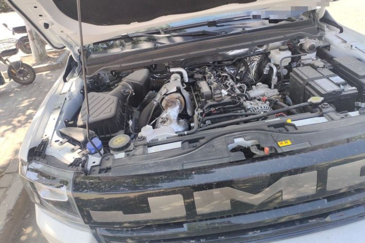 Used JMC Baodian 2025 2.5T Manual Diesel Two-Wheel Drive Long Wheelbase Engine Bay Right