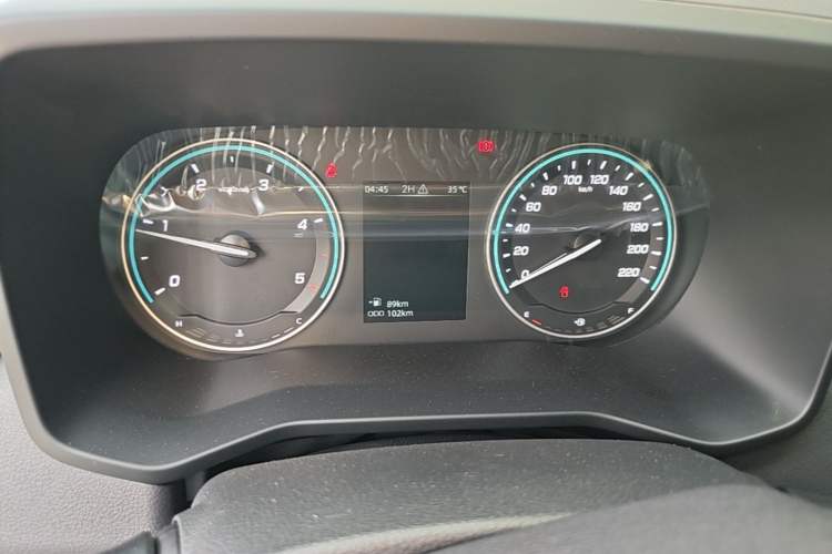 Used JMC Baodian 2025 2.5T Manual Diesel 4x4 Long Wheelbase Flat-Base Cargo Bed Instrument Cluster
